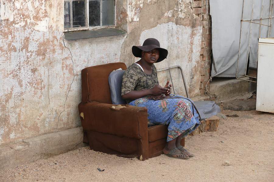 Frau im Slum von Bulawayo
