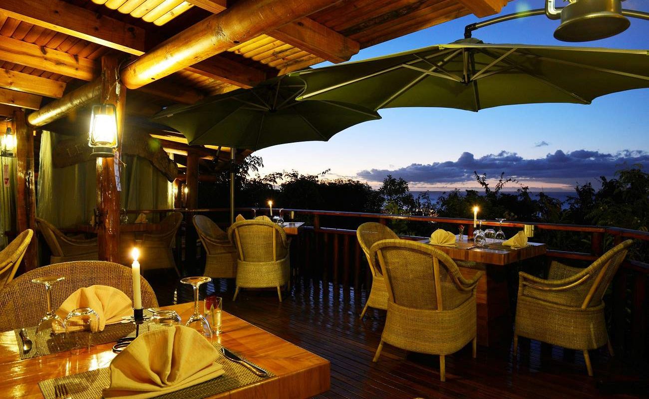 Restaurant und Veranda mit Blick auf den Indischen Ozean