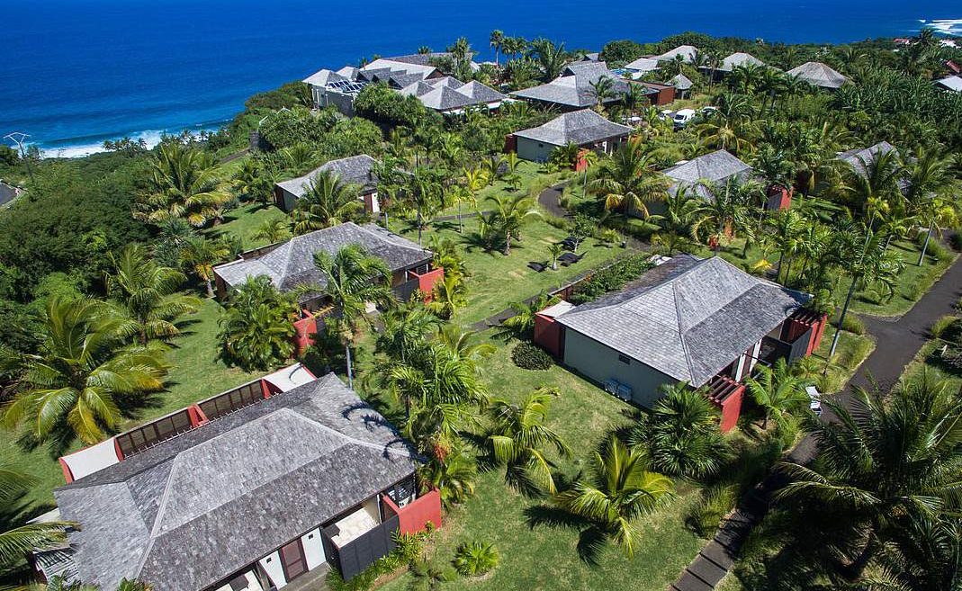 Bungalows im tropischen Garten des Palm Hotel & Spa