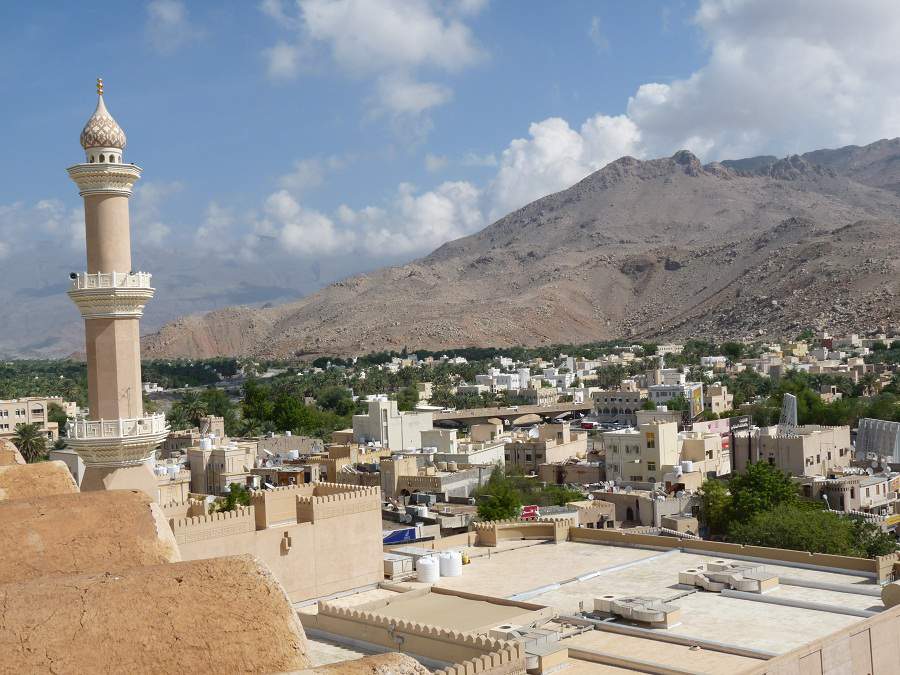 Minarette und Berge vom Fort von Nizwa aus gesehen