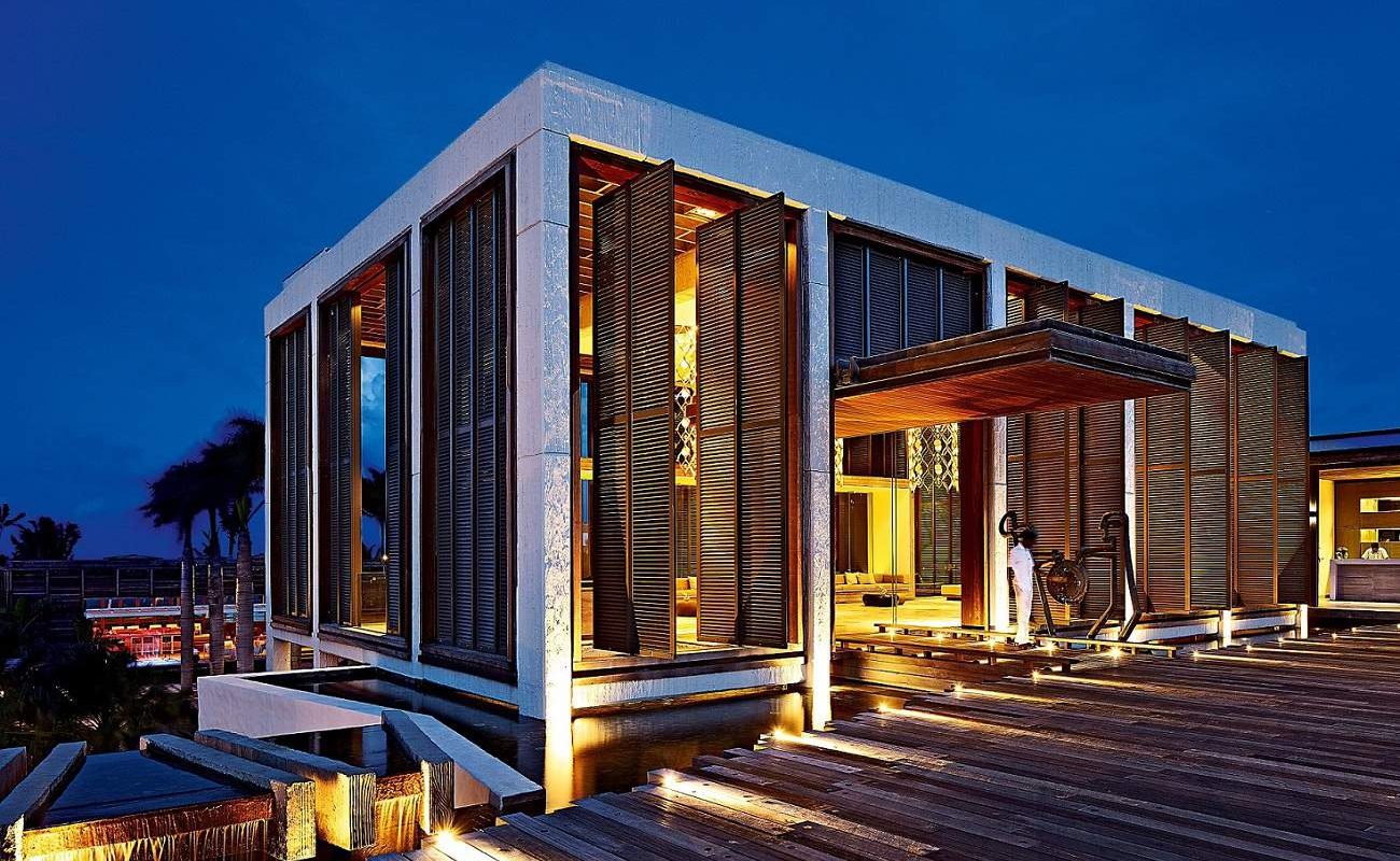 Lobby des Designhotels Long Beach bei Nacht