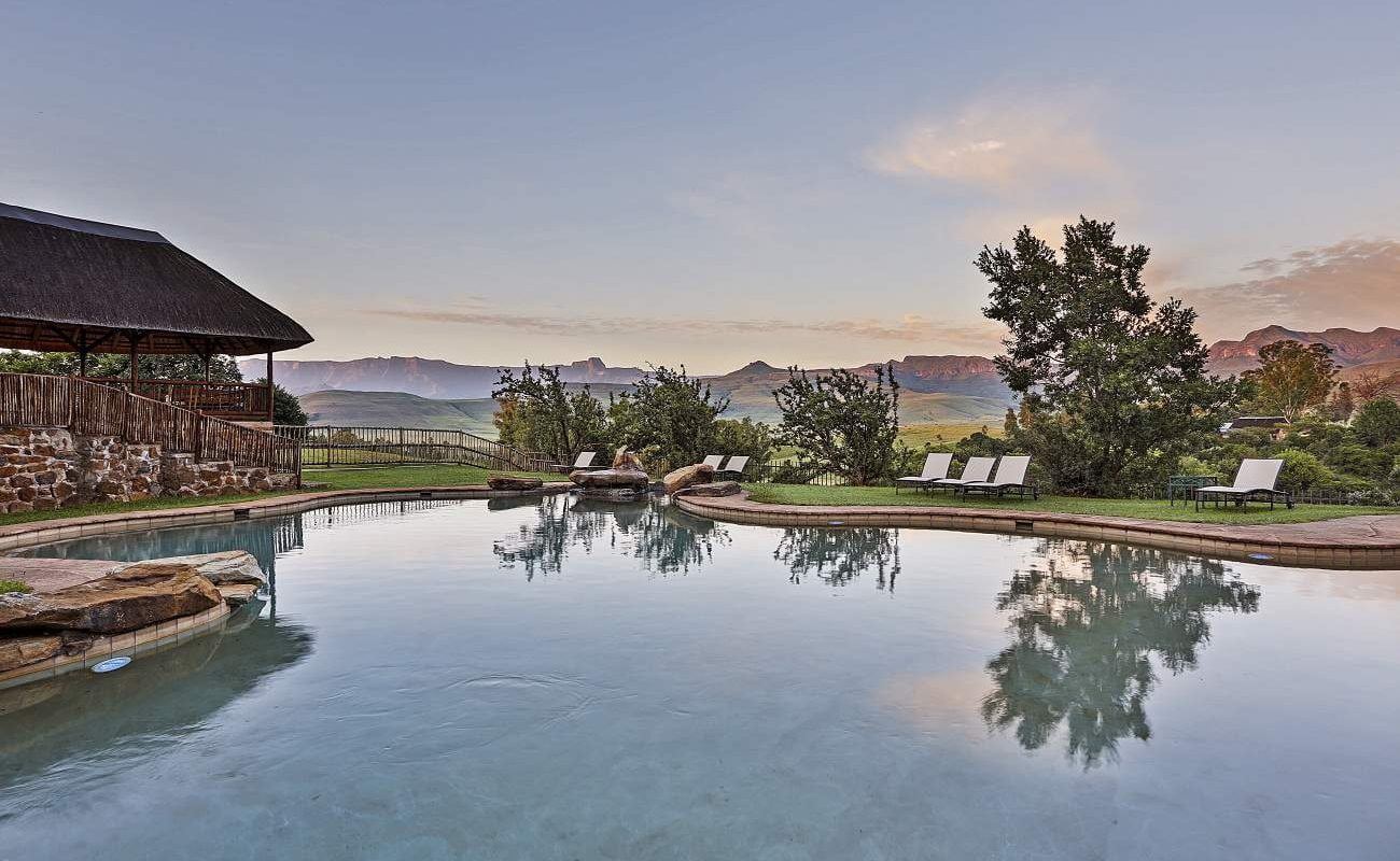 Pool der Montusi Mountain Lodge mit Blick auf den Drakensberge