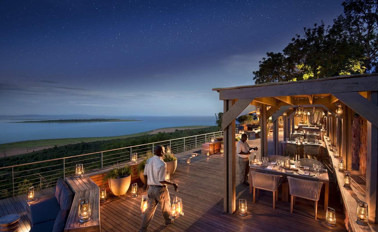 Dinner auf der Veranda der Luxuslodge von African Bush Camps