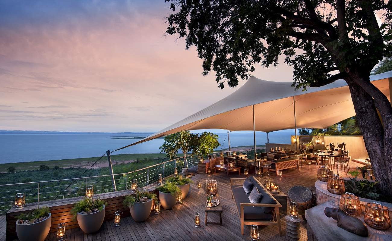 Sonnenuntergang auf der Veranda der Bumi Hills Safari Lodge