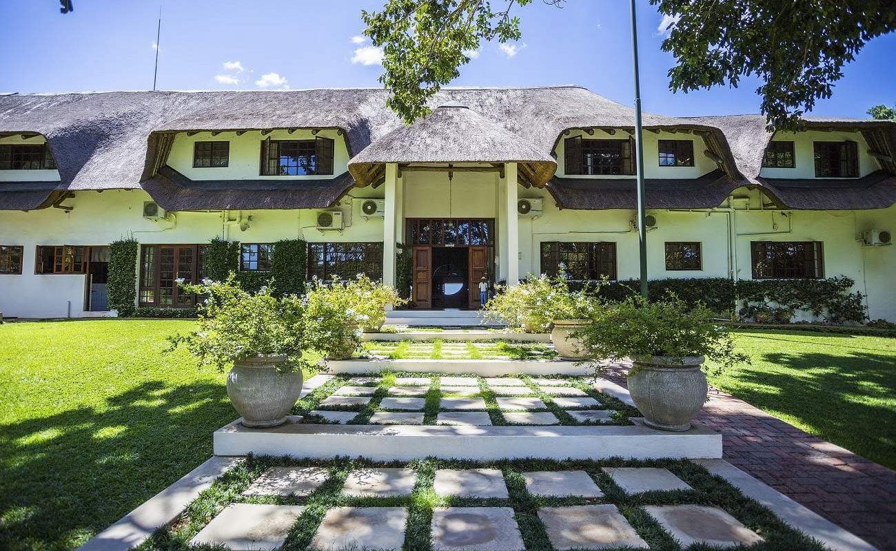 Eingang zur Buhala Lodge