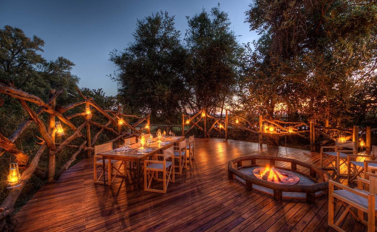 Dinner auf dem Deck der Luxuslodge von Desert & Delta Safaris