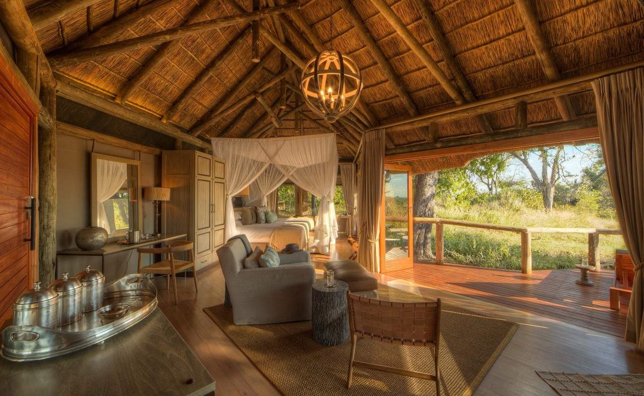Wohn und Schlafbereich eines Luxuszeltes im Moremi Camp