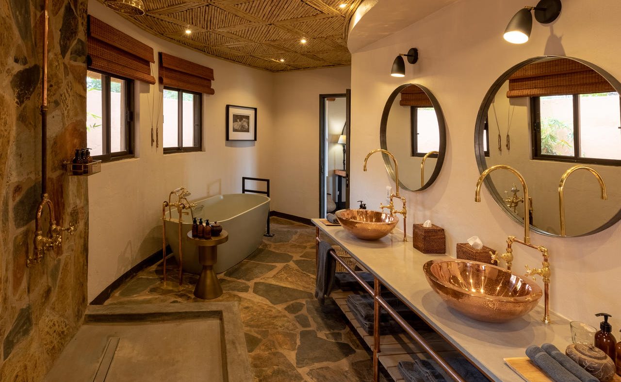 Badezimmer einer Suite im Main Camp von MalaMala