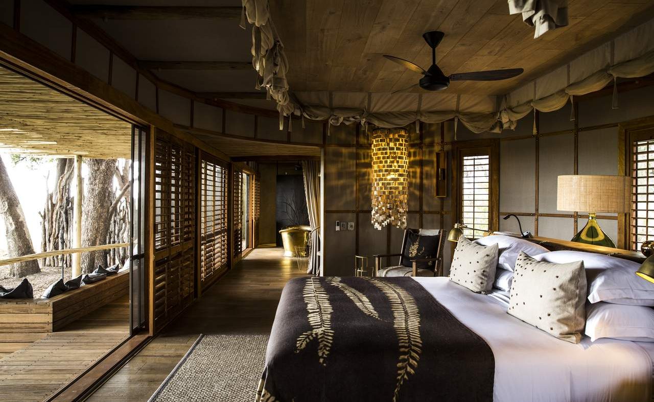 Schlafzimmer einer Zeltsuite in Mombo