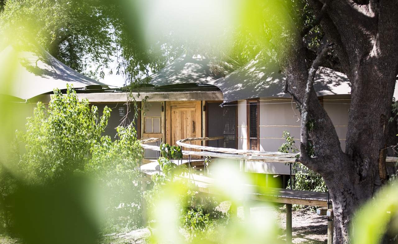 Eingang zu einer Luxussuite im Premier Camp von Wilderness Safaris