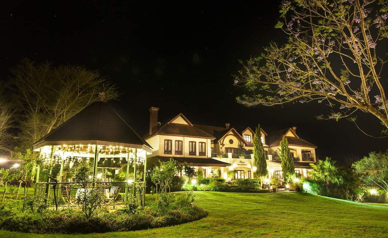 Oliver's Lodge bei Nacht