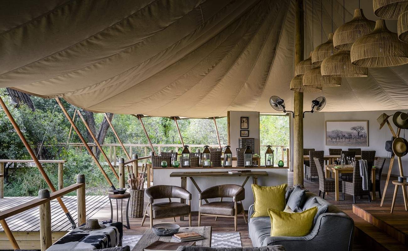 Die stylische Bar des Luxuscamps in Botswana