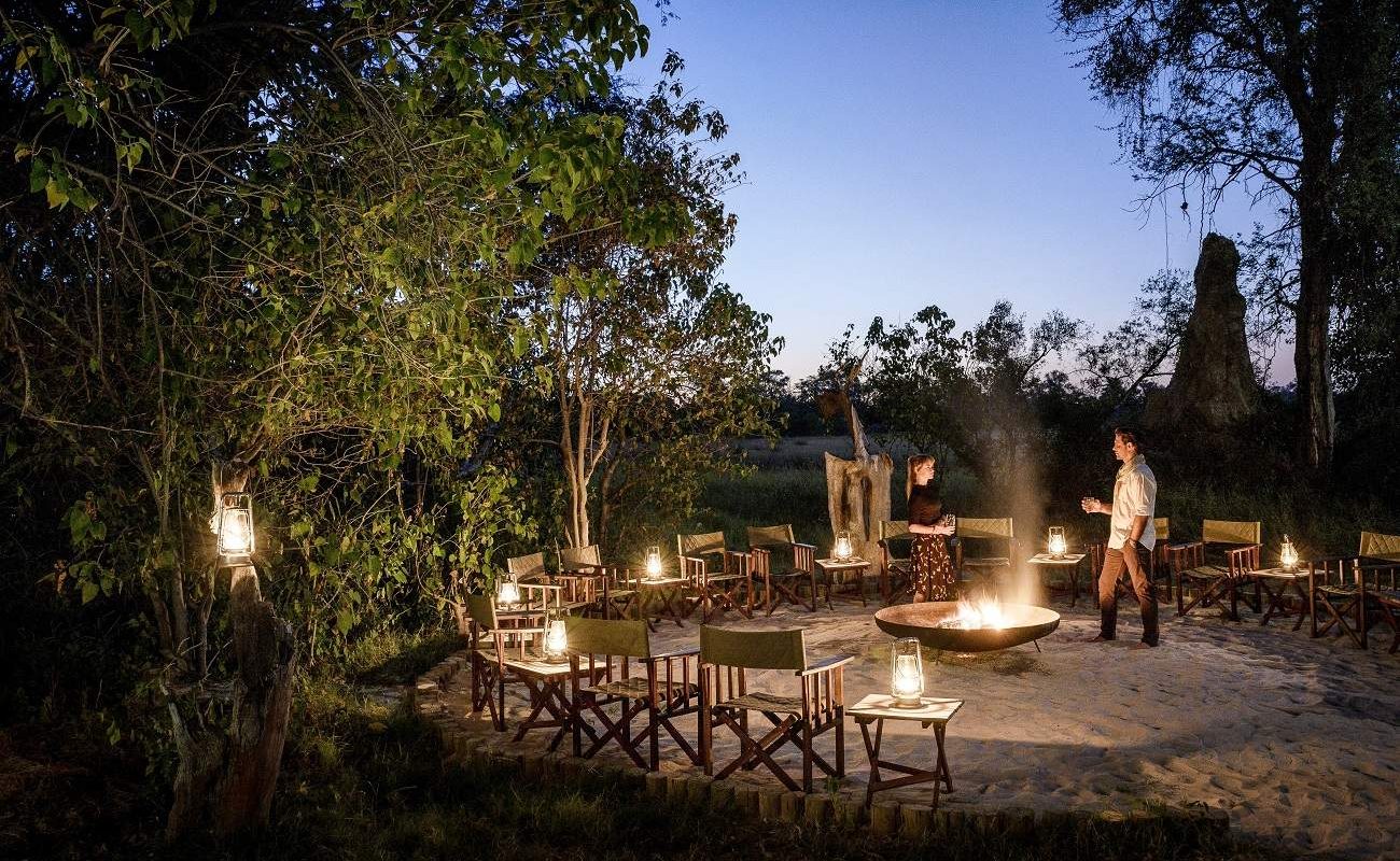 Stimmungsvolle Abendstunden in der Boma im luxuriösen Camp von Sanctuary Retreats