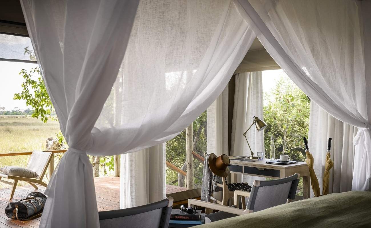 Blick vom Himmelbett auf die Veranda im Stanley's Camp