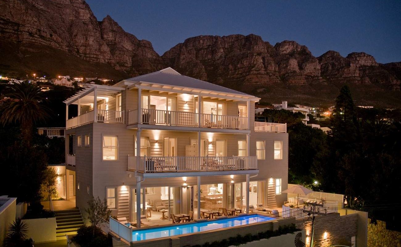 Sea Five Boutique Hotel bei Nacht
