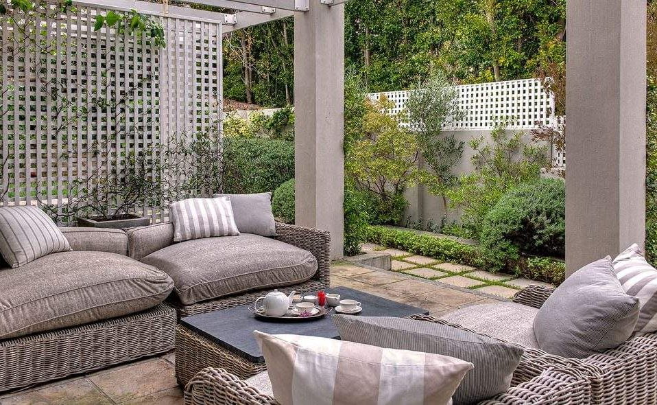 Terrasse der Garden Suite im Sea Five Boutique Hotel