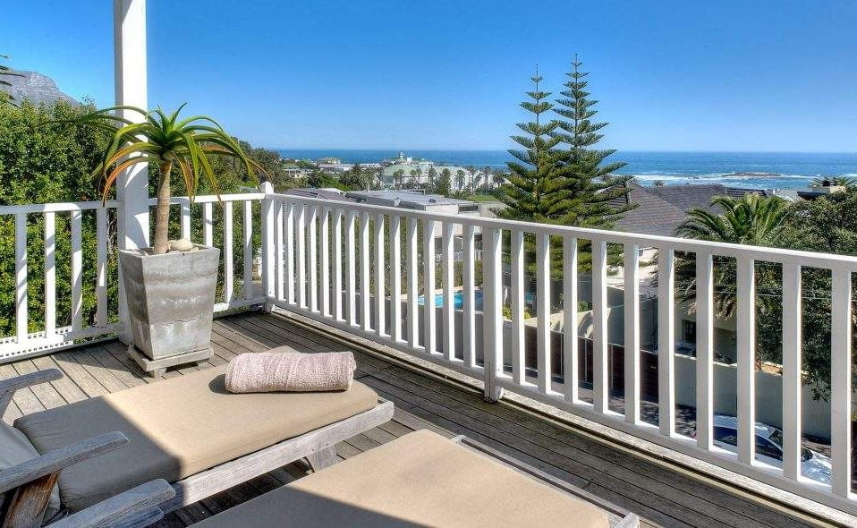 Ocean Suite Sea Five Boutique Hotel mit Blick auf den Strand von Camps Bay