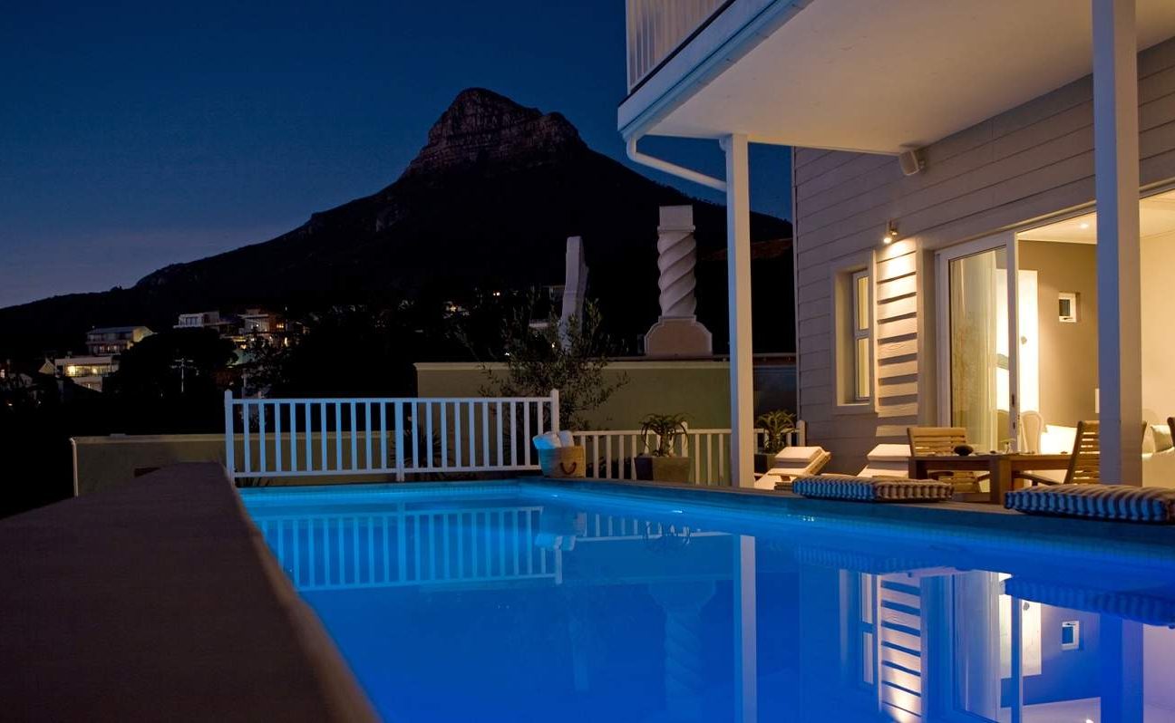 Pool des Sea Five Boutique Hotels mit Blick auf den Lions Head