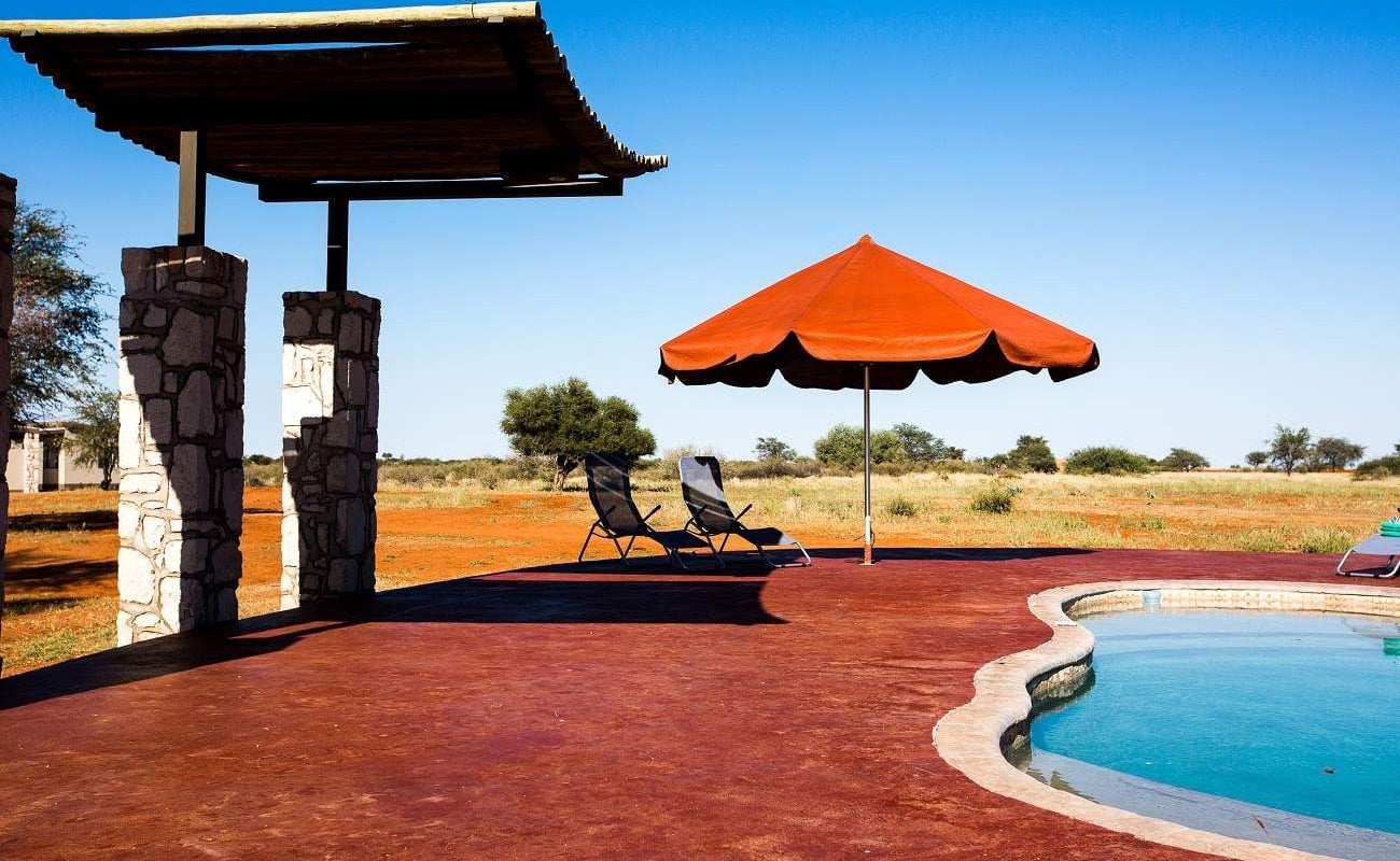 Pool der Anib Kalahari Lodge
