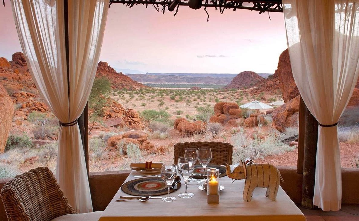 Blick auf das Damaraland beim Abendessen in Mowani