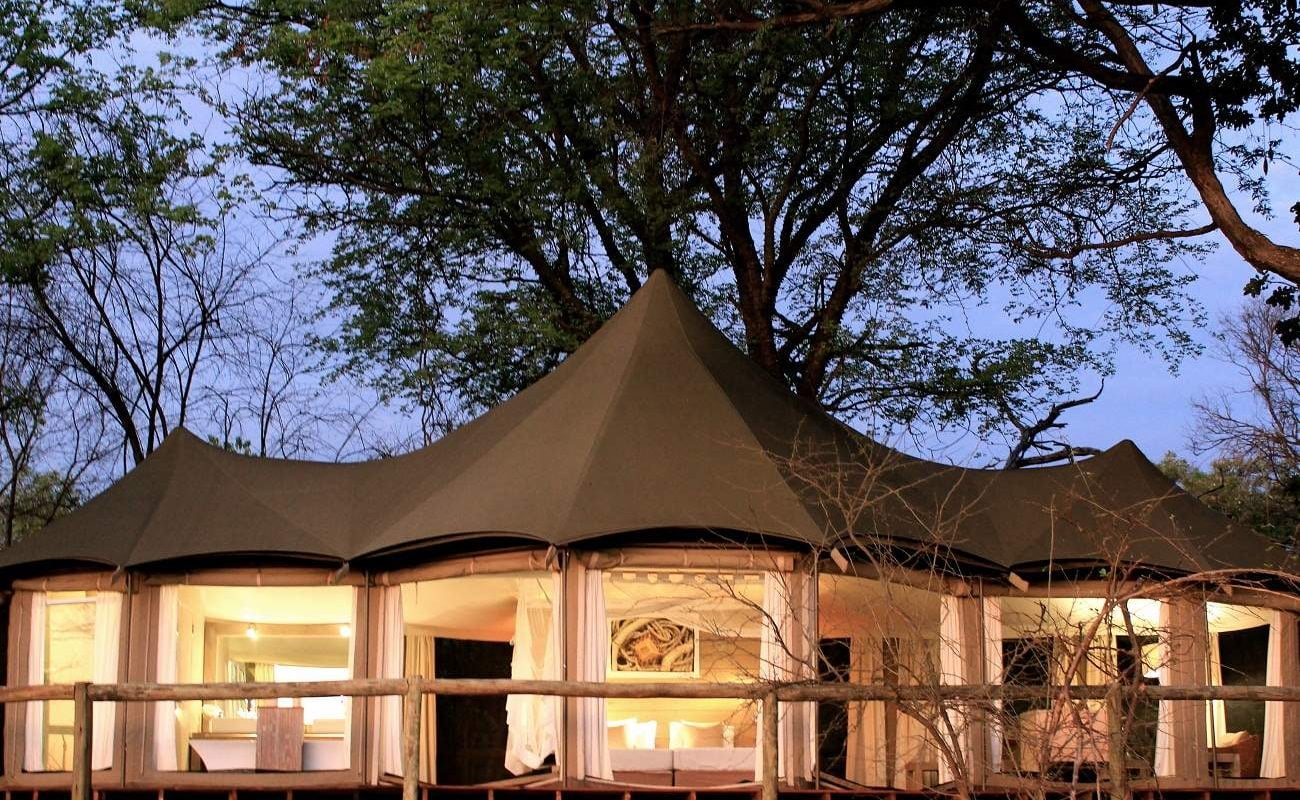 Eine Zeltsuite von Nambwa Tented bei Nacht