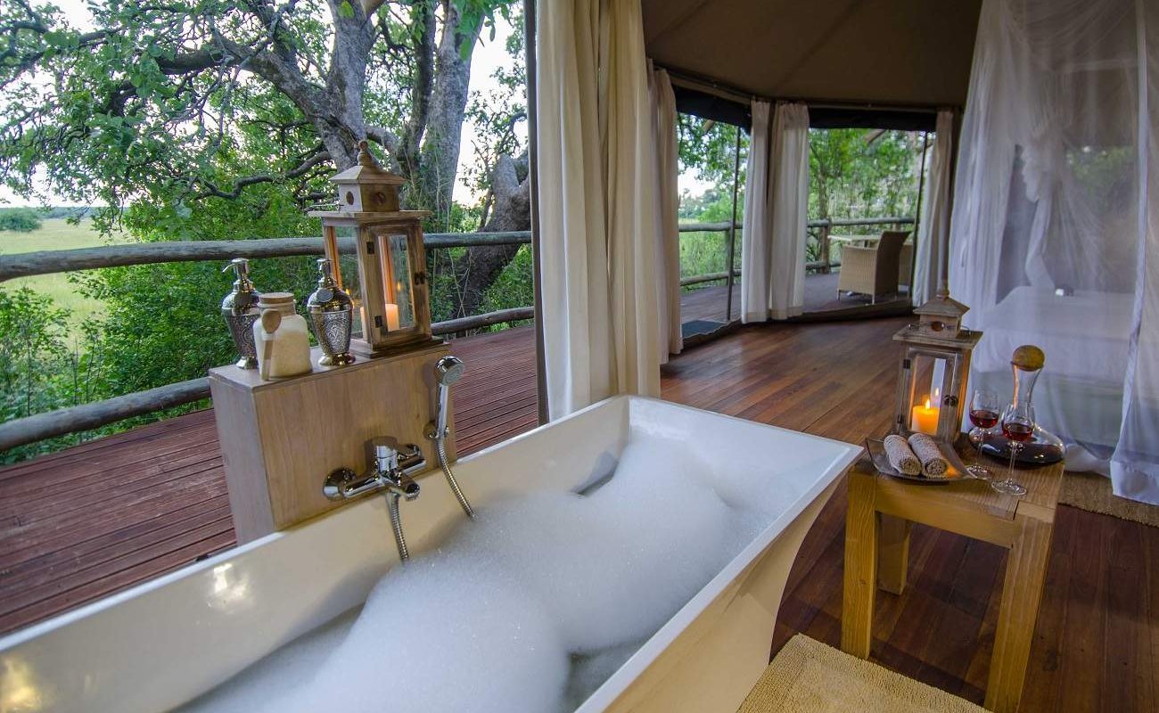 Badezimmer einer Suite von Nambwa Tented