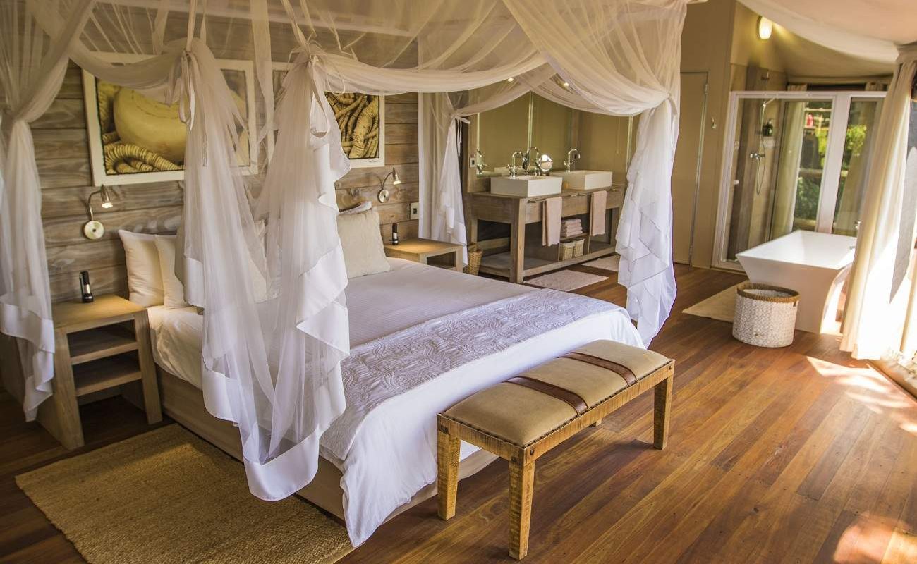 Schlafbereiche einer Suite von Nambwa Tented