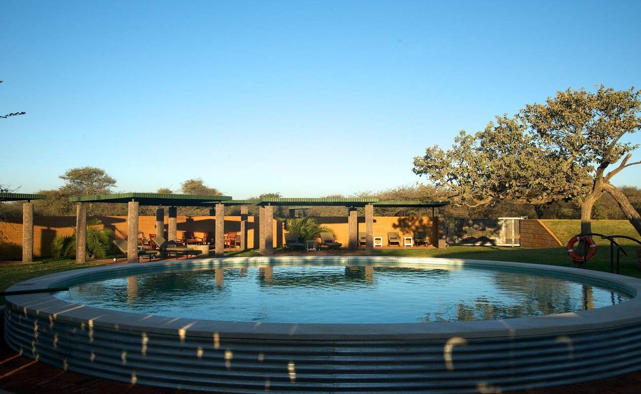 Pool im Plains Camp von Okonjima