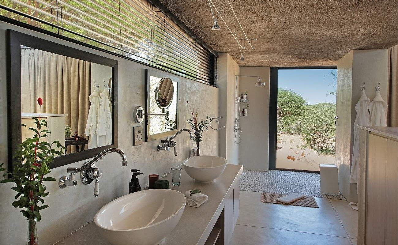 Großzügige Badezimmer der Luxuslodge in der Kalahari