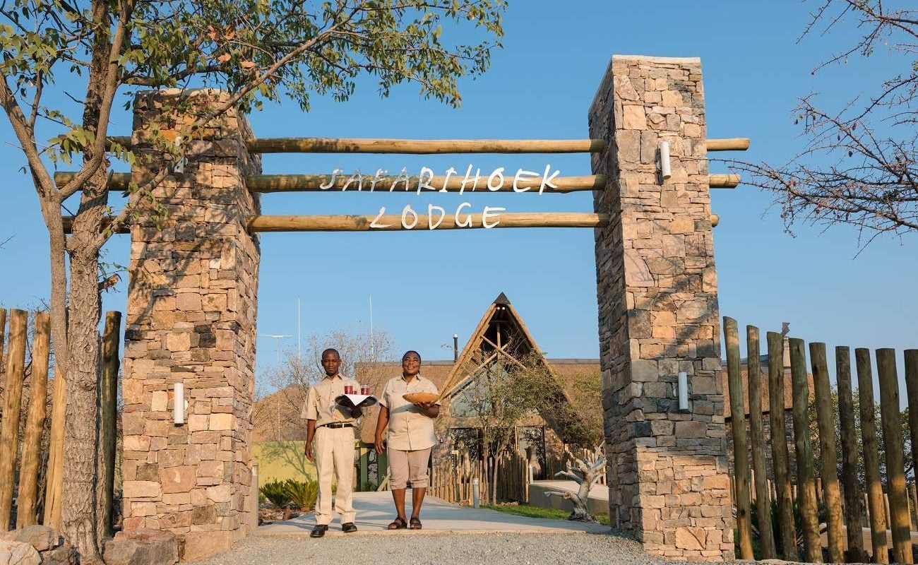 Eingang zur Luxuslodge am Rand des Etosha