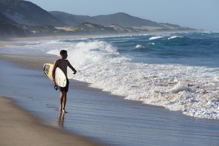 Surfer an der Küste von KwaZulu Natal