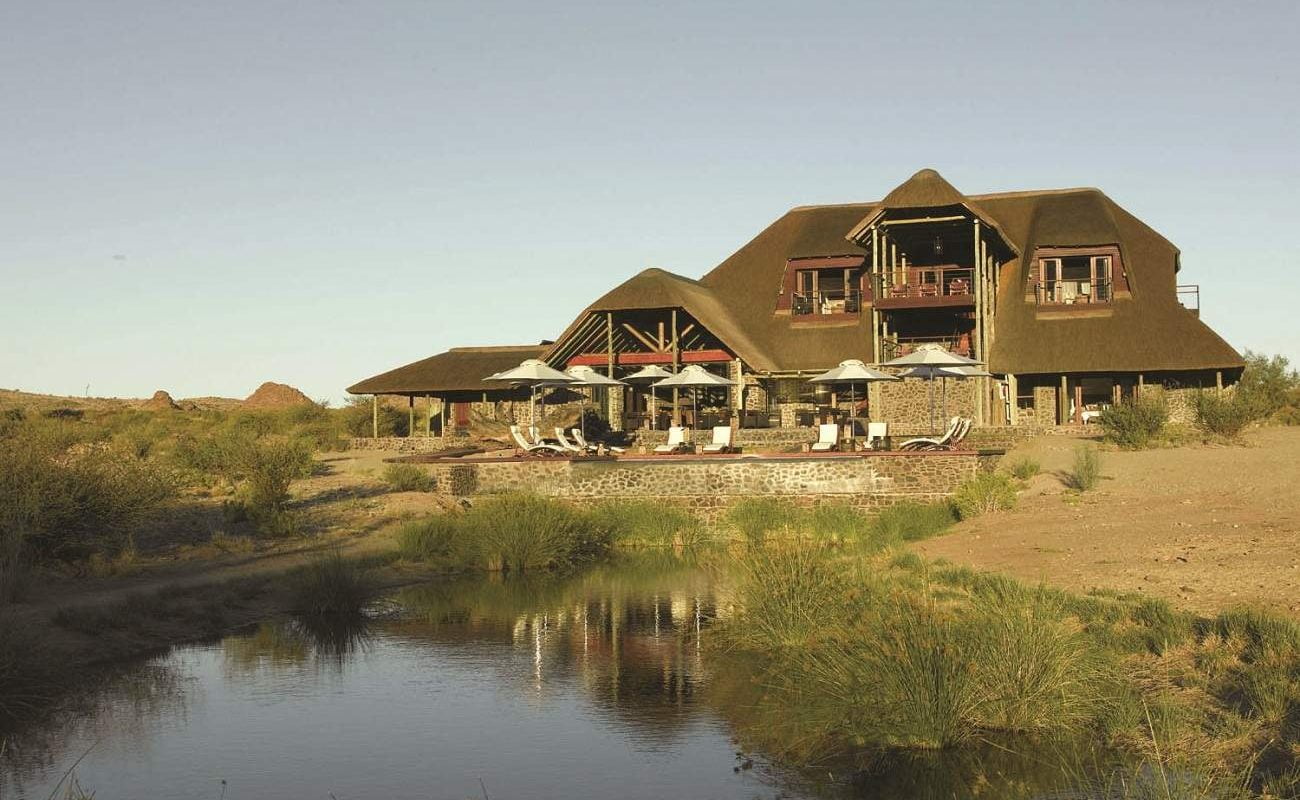 Haupthaus und Pool von Tutwa Desert