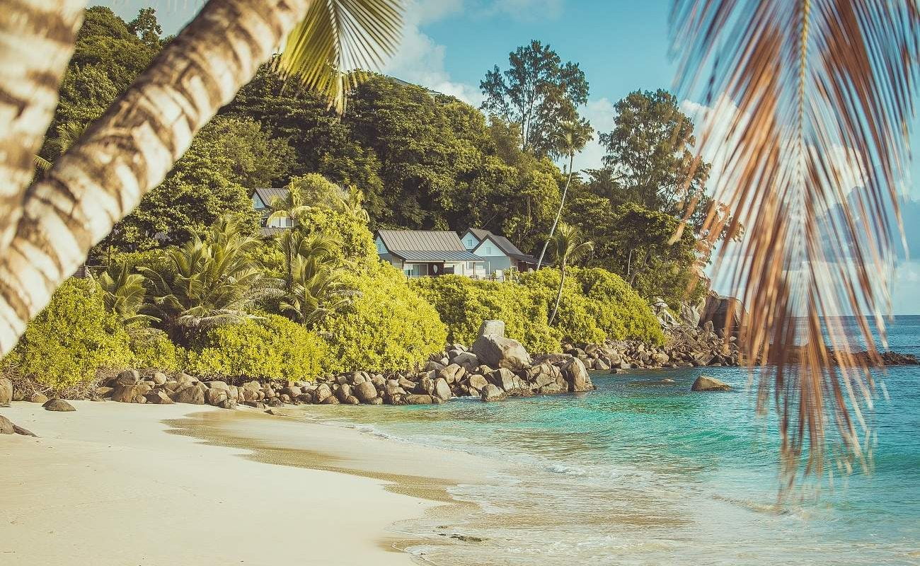 Blick auf die Chalets des Boutiquehotels Carana Beach