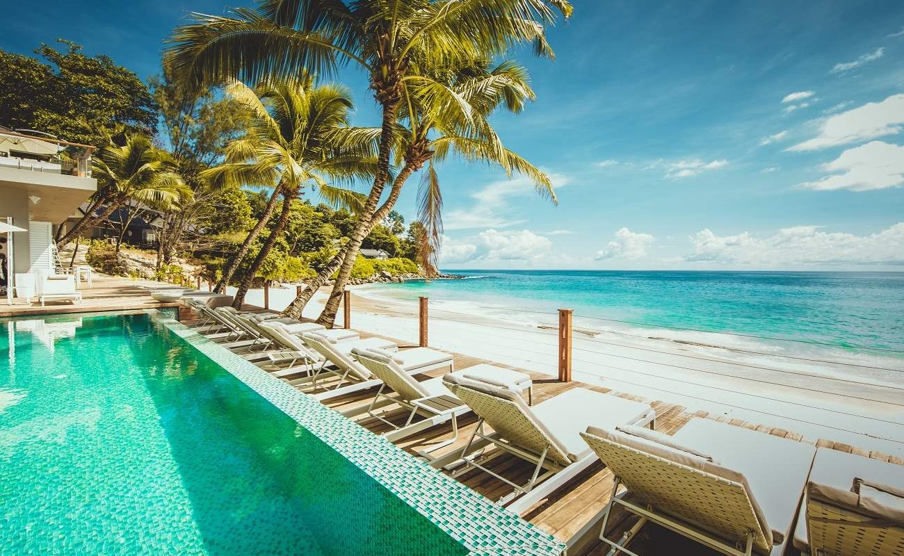 Pool mit Blick auf den Indischen Ozean in Carana, Seychellen
