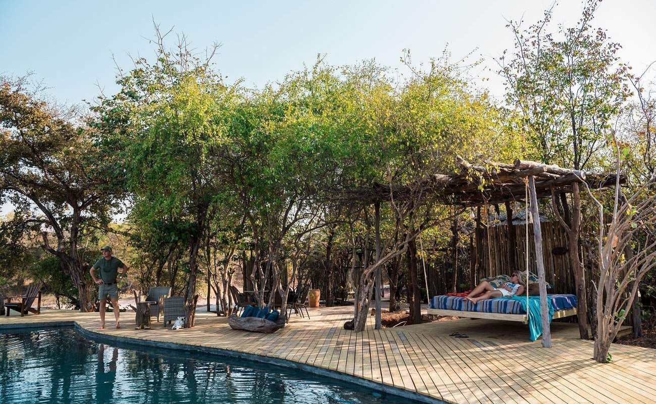 Der Pool des Luxuscamps in Simbabwe