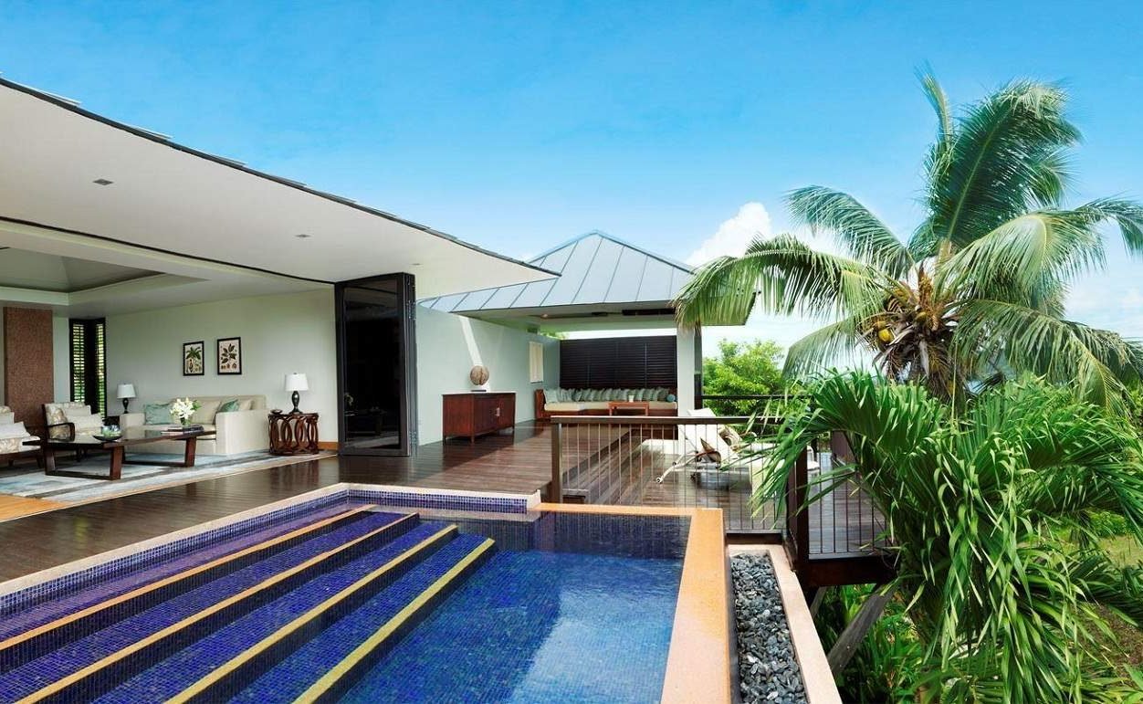 Blick in den Garten einer Villa des Raffles Praslin
