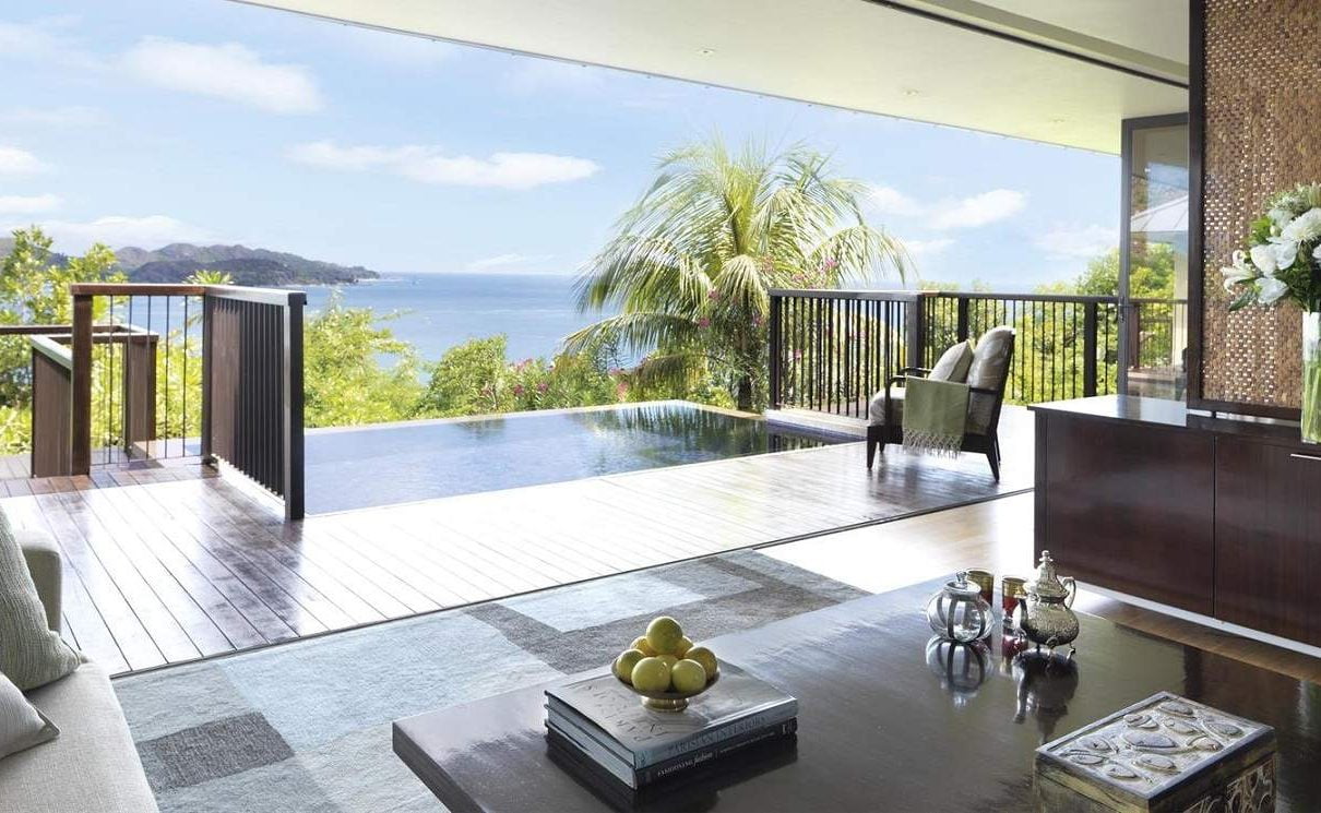 Lounge einer 1 Bedroom Villa im Raffles auf den Seychellen