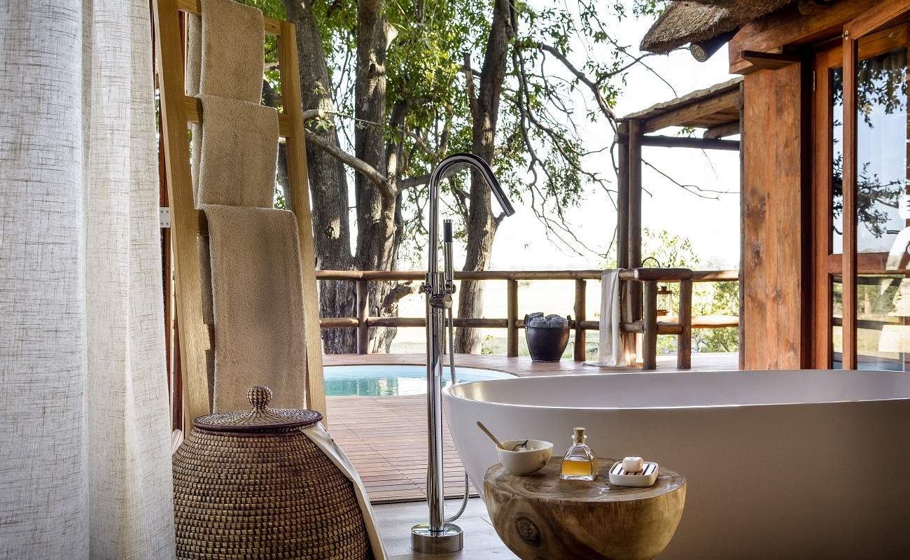 Badezimmer einer Suite im Chief's Camp