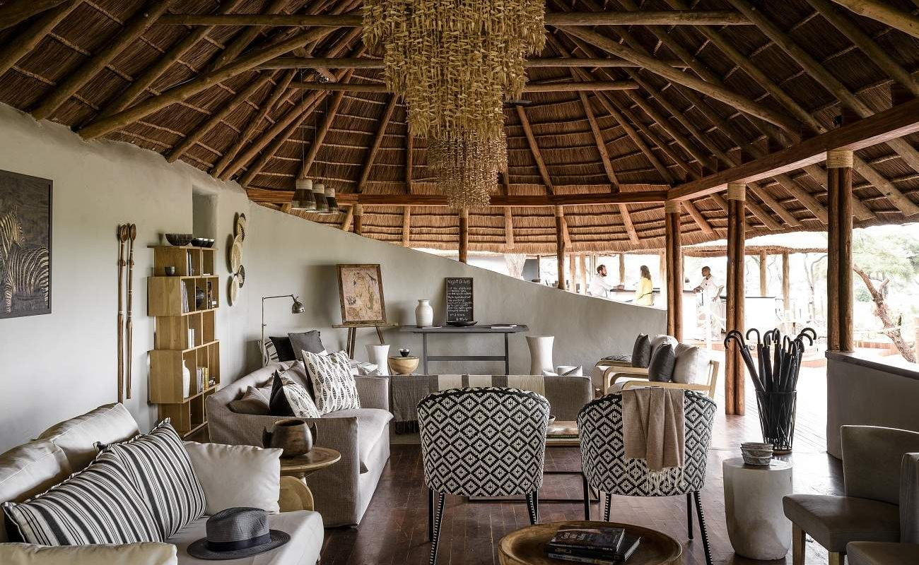 Die stylische Lounge des exklusiven Sanctuary Camps
