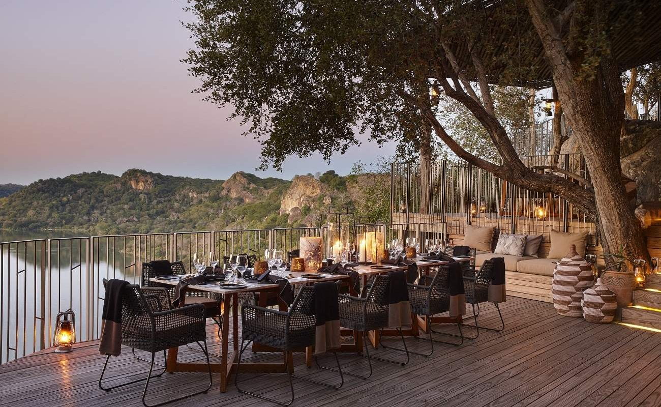 Dinner auf der Veranda von Singita Pamushana