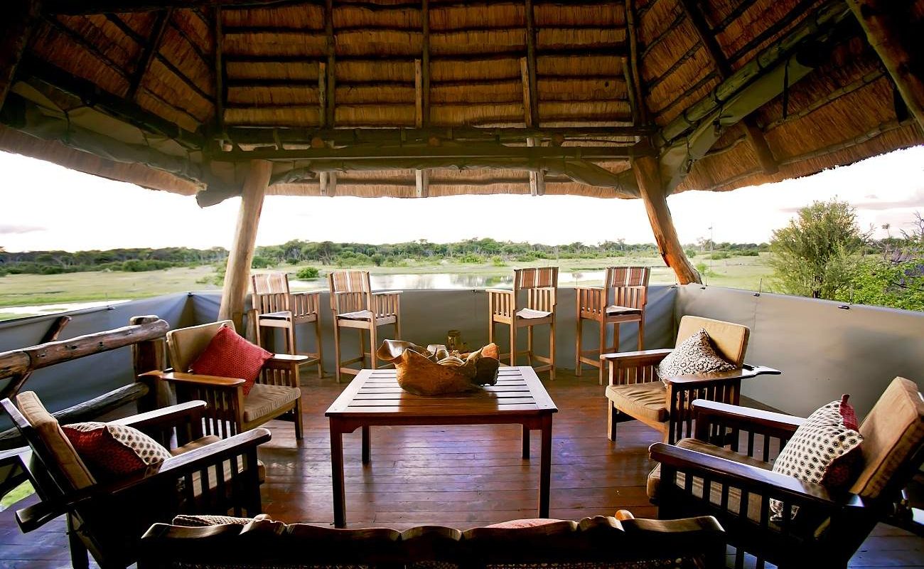Aussichtsdeck des Luxuscamps im Hwange