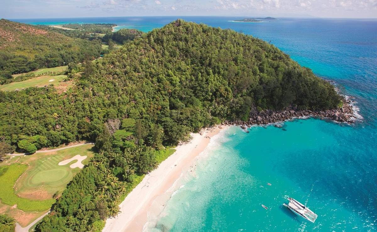 Strand und Golfplatz des Constance Lemuria Praslin