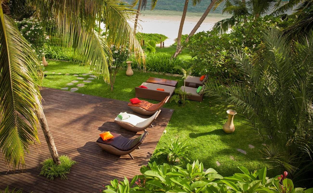 Garten in Dhevatara mit Blick auf die Grand Anse