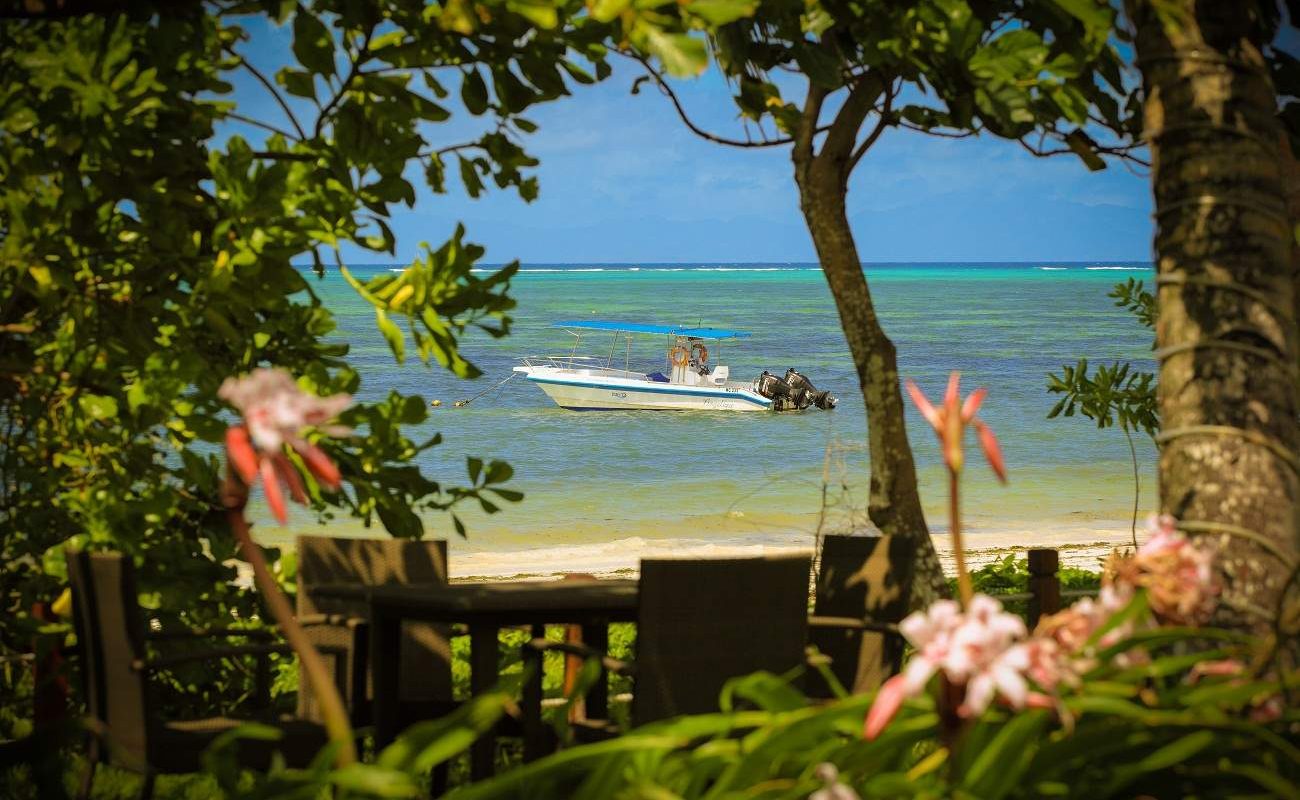 Garten und Meer in Dhevatara Beach auf Praslin