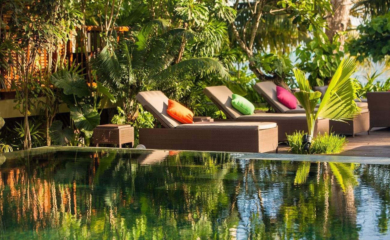 Am Pool des Boutiquehotels Dhevatara Beach