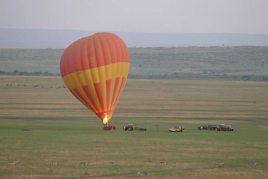 Start eines Heißluftballons in Kenia