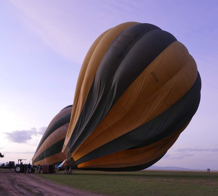 Aufrichten der Heißluftballons für die Ballonfahrt über die Mara