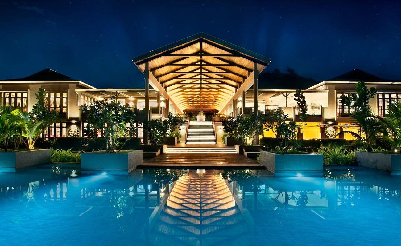 Haupthaus und Pool von Kempinski Seychelles