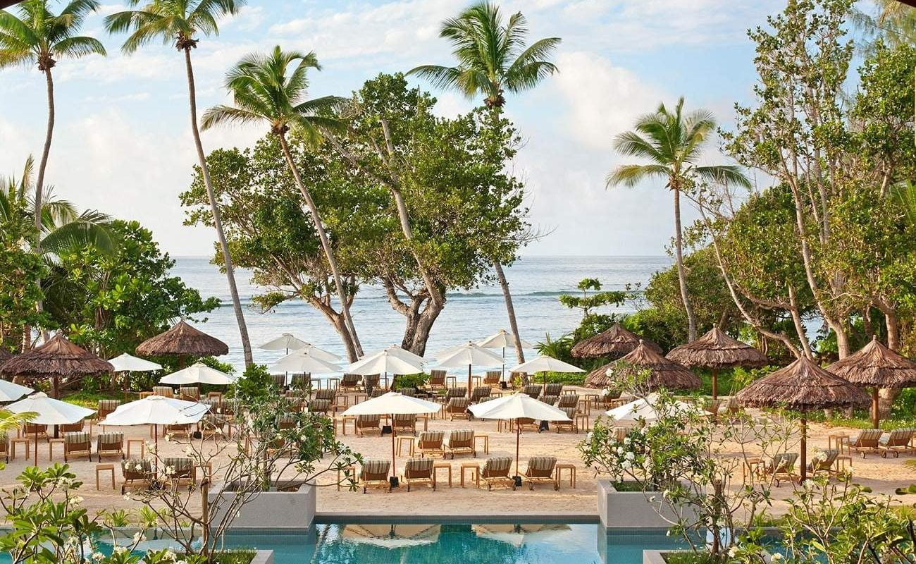 Pool und Privatstrand im Kempinski Seychelles