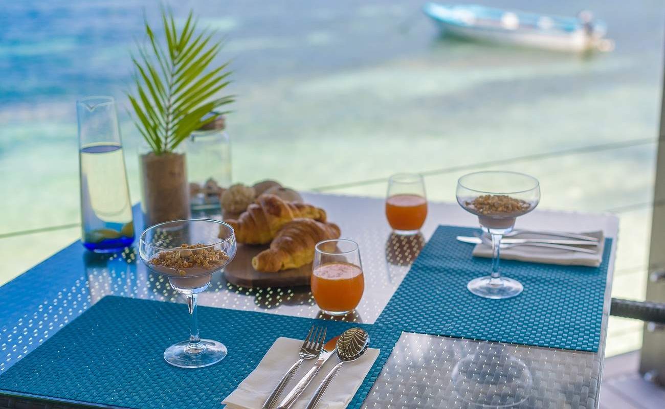Frühstück mit Blick auf den Indischen Ozean im Le Nautiile